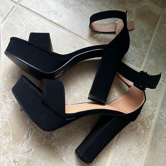 Black Windsor heels - Picture 5 of 5